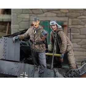   Royal Model German tankers in winter dress loading ammo-2 fig. – figura makett
