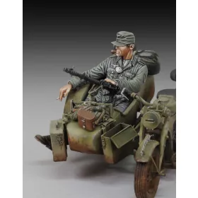   Royal Model German infantry Cigarette Break – figura makett