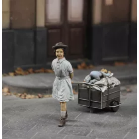 Royal Model Girl with her stuff – figura makett