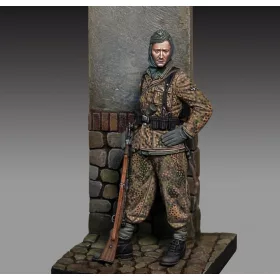 Royal Model Waffen SS Grenadier with rifle – figura makett