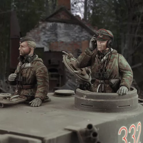 Royal Model German tank crew in winter dress - WWII – 1:35 figura makett