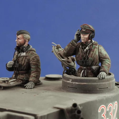 Royal Model German tank crew in winter dress - WWII – 1:35 figura makett
