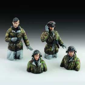   Royal Model German tank crew in winter dress - WWII – 1:48 figura makett