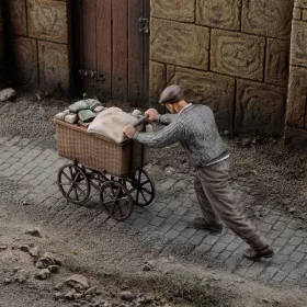 Royal Model Evacuee with his stuff – figura makett