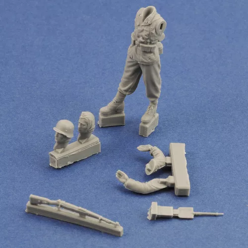 Royal Model German soldier with rifle – 1:48 figura makett