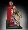 Royal Model Pin-up at the gas pump (75mm) – figura makett