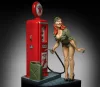 Royal Model Pin-up at the gas pump (75mm) – figura makett