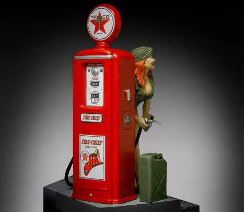 Royal Model Pin-up at the gas pump (75mm) – figura makett