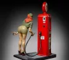 Royal Model Pin-up at the gas pump – figura makett
