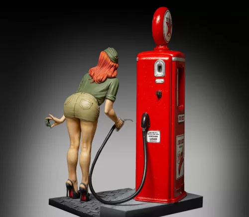 Royal Model Pin-up at the gas pump – figura makett