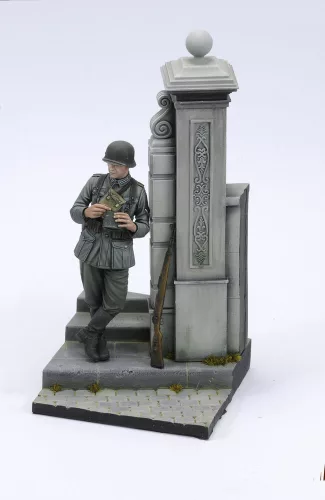 Royal Model German soldier eating - WWII (75 mm) – figura makett
