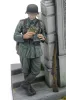 Royal Model German soldier eating - WWII (75 mm) – figura makett