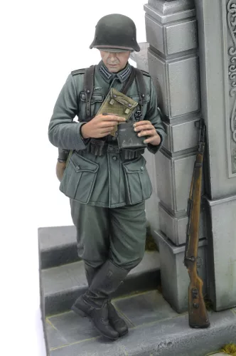 Royal Model German soldier eating - WWII (75 mm) – figura makett