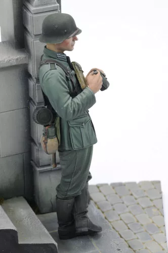 Royal Model German soldier eating - WWII (75 mm) – figura makett