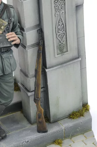 Royal Model German soldier eating - WWII (75 mm) – figura makett