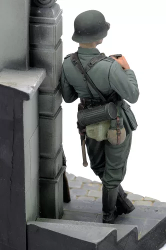 Royal Model German soldier eating - WWII (75 mm) – figura makett