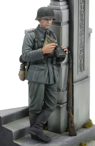 Royal Model German soldier eating - WWII (75 mm) – figura makett