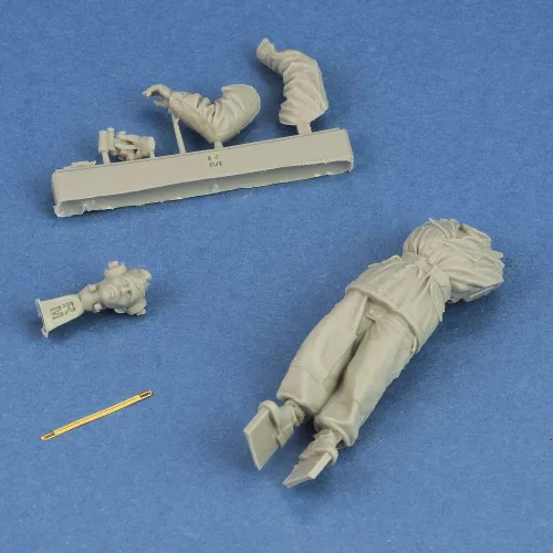 Royal Model German tanker in winter dress with Tiger I Early cupola – 1:35 figura makett