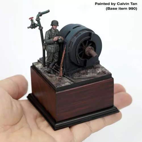 Royal Model German infantry soldier eating - WWII – figura makett