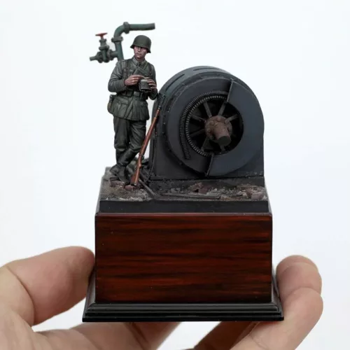 Royal Model German infantry soldier eating - WWII – figura makett