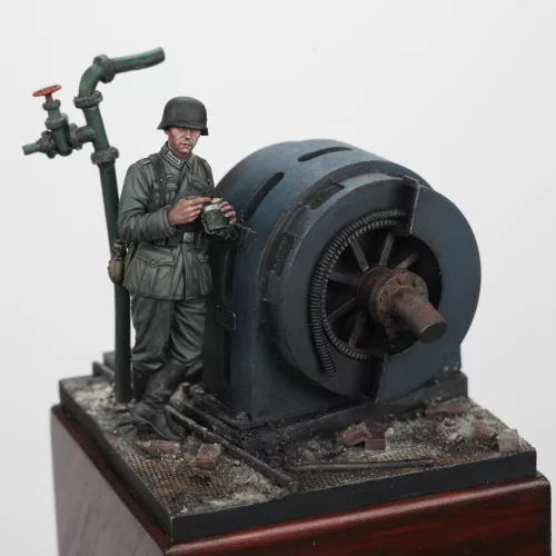 Royal Model German infantry soldier eating - WWII – figura makett