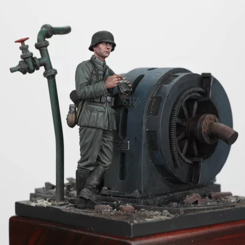 Royal Model German infantry soldier eating - WWII – figura makett