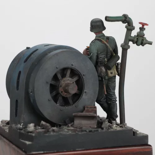 Royal Model German infantry soldier eating - WWII – figura makett