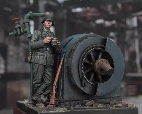Royal Model German infantry soldier eating - WWII – figura makett