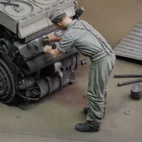   Royal Model German soldier at work - WWII – 1:48 figura makett