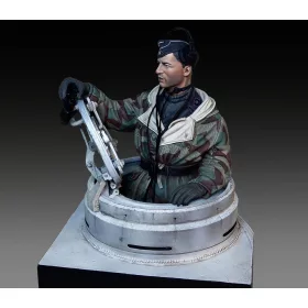   Royal Model German tanker in winter dress with Tiger I Early cupola – 1:10 figura makett