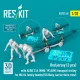 ResKit Models Red jerseys (3 pcs) with AERO 21A (MHU-191A/M) transport trolley for Mk.84 family bombs (US Navy carrier deck crew) – 1:32 figura makett