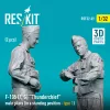 ResKit Models F-105 (F, G) Thunderchief male pilots (in a standing position - type 1) (2 pcs) – 1:32 figura makett