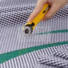 OLFA 28 mm-es körpengével szerelt hobby-textilkés RTY-1/C