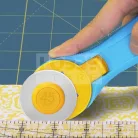 OLFA 45 mm-es körpengével szerelt hobby-textilkés RTY-2C-BLUE