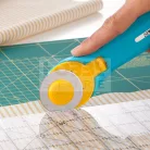 OLFA 45 mm-es körpengével szerelt hobby-textilkés RTY-2C-BLUE