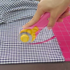   OLFA 45 mm-es körpengével szerelt hobby-textilkés RTY-2C-PINK