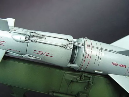 Trumpeter SA-2 Guideline rakéta + indítókabin – 1:35 rakéta-/légvédelmi rendszer makett