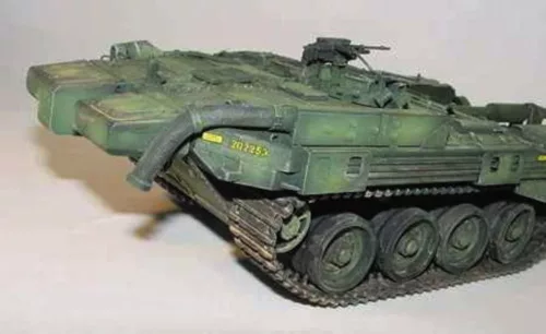 Trumpeter svéd Strv 103B MBT – 1:35 harcjármű makett
