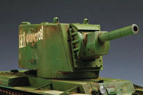 Trumpeter szovjet KV nagy tornyos harckocsi – 1:35 harcjármű makett