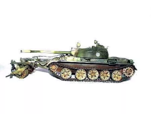 Trumpeter finn T-55 harckocsi aknamentesítővel – 1:35 harcjármű makett