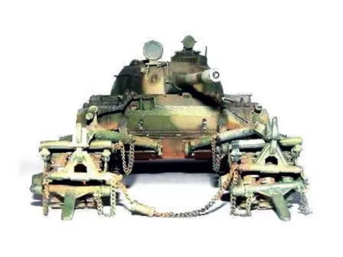 Trumpeter finn T-55 harckocsi aknamentesítővel – 1:35 harcjármű makett