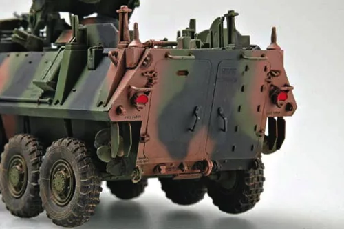 Trumpeter USMC LAV-AT könnyű páncélozott páncéltörő jármű – 1:35 harcjármű makett