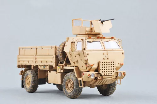 Trumpeter M1078 LMTV – páncélozott fülkével – 1:35 katonai jármű makett
