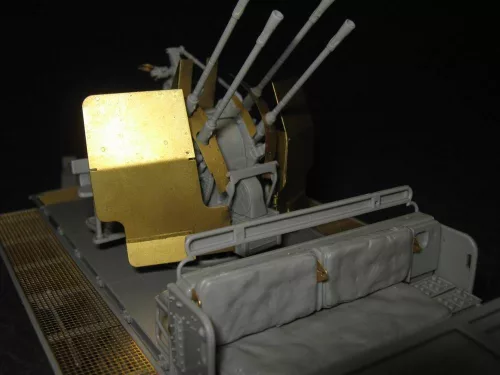 Trumpeter 2 cm Flakvierling 38 önjáró löveg (Sd.Kfz. 7/1 korai változat) – 1:35 légvédelmi löveg makett