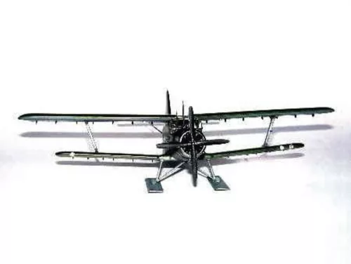 Trumpeter Antonov An-2M Colt sífutóművel – 1:72 repülőgép makett