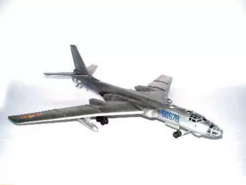 Trumpeter kínai Xian JHU-6 légi utántöltő repülőgép – 1:72 repülőgép makett