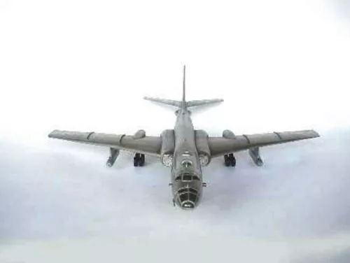 Trumpeter kínai Xian JHU-6 légi utántöltő repülőgép – 1:72 repülőgép makett