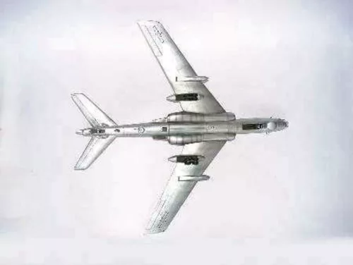 Trumpeter kínai Xian JHU-6 légi utántöltő repülőgép – 1:72 repülőgép makett