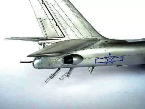 Trumpeter kínai Xian JHU-6 légi utántöltő repülőgép – 1:72 repülőgép makett