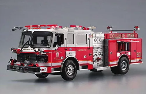 Trumpeter American LaFrance Eagle 2002 tűzoltóautó – 1:25 járműmakett